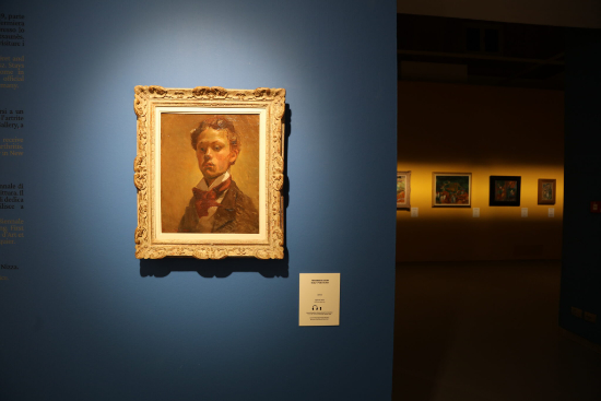 Vue d'une salle d'exposition du Palazzo Cipolla de Rome avec un autoportrait de Raoul Dufy au premier plan